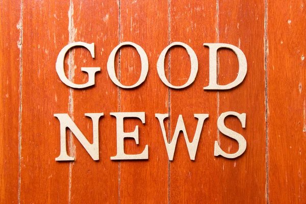 Alphabet Buchstabe Wort Gute Nachrichten Auf Alten Roten Farbe Holzteller — Stockfoto