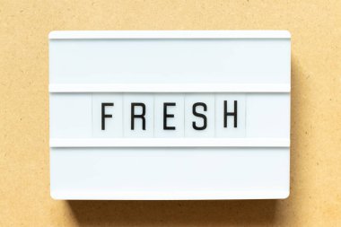 Tahta arka planda taze sözlerle aydınlatma kutusu