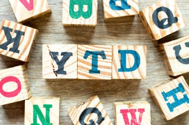 Tahta zemin üzerinde YTD (yıldan yıla kısaltma) ile alfabe harf bloğu