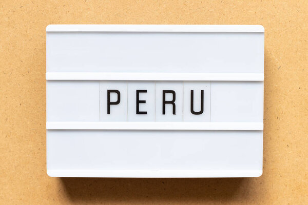 Lightbox со словом peru на деревянном фоне