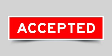 Gri arkaplanda sözcüğü kabul edilen kırmızı renk kare biçimindeki etiket