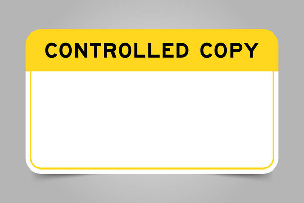 Баннер ярлыков с жёлтым заголовком с контролируемой копией слова и белым пространством для копирования на сером фоне