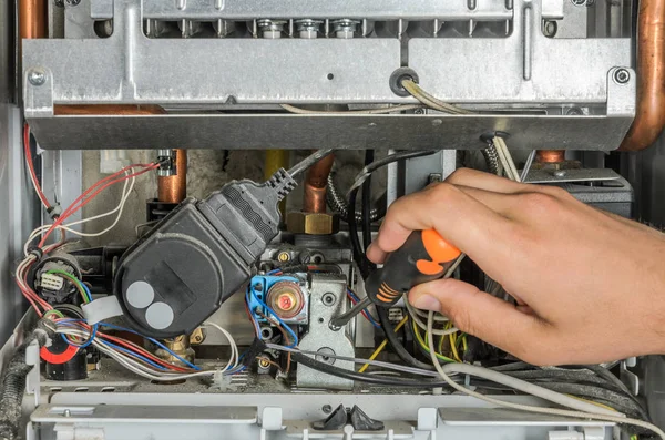 Mestre Repara Parte Eletrônica Caldeira Aquecimento Gás — Fotografia de Stock