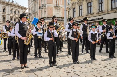 Lviv, Ukrayna - 2018 olabilir: Müzik Orkestrası şehrin ortasındaki bir geçit töreni sırasında bir sergi konserde gerçekleştirir