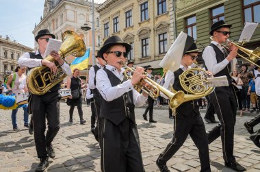 Lviv, Ukrayna - 2018 olabilir: Müzik Orkestrası şehrin ortasındaki bir geçit töreni sırasında bir sergi konserde gerçekleştirir