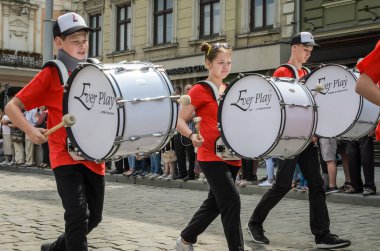 Lviv, Ukrayna - 2018 olabilir: Müzik Orkestrası şehrin ortasındaki bir geçit töreni sırasında bir sergi konserde gerçekleştirir
