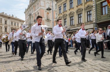 Lviv, Ukrayna - 2018 olabilir: Müzik Orkestrası şehrin ortasındaki bir geçit töreni sırasında bir sergi konserde gerçekleştirir