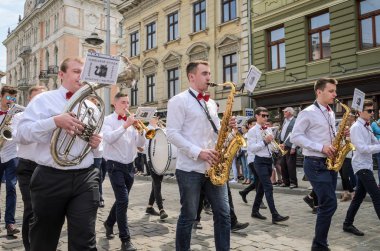 Lviv, Ukrayna - 2018 olabilir: Müzik Orkestrası şehrin ortasındaki bir geçit töreni sırasında bir sergi konserde gerçekleştirir
