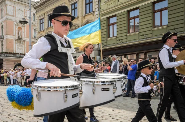 Lviv, Ukrayna - 2018 olabilir: Müzik Orkestrası şehrin ortasındaki bir geçit töreni sırasında bir sergi konserde gerçekleştirir