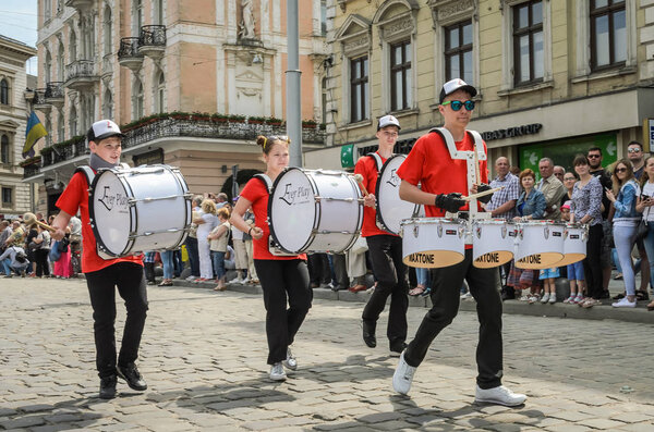 Львов, Украина - Май 2018: Музыкальный оркестр выступает на выставочном концерте во время парада в центре города
