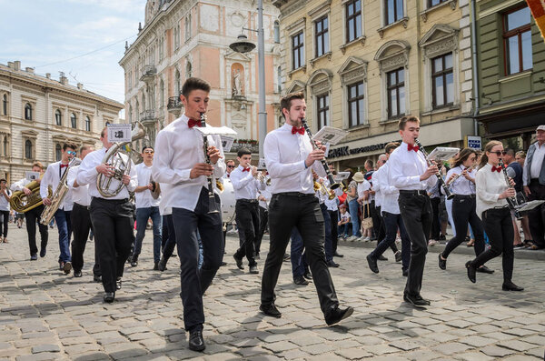 Львов, Украина - Май 2018: Музыкальный оркестр выступает на выставочном концерте во время парада в центре города
