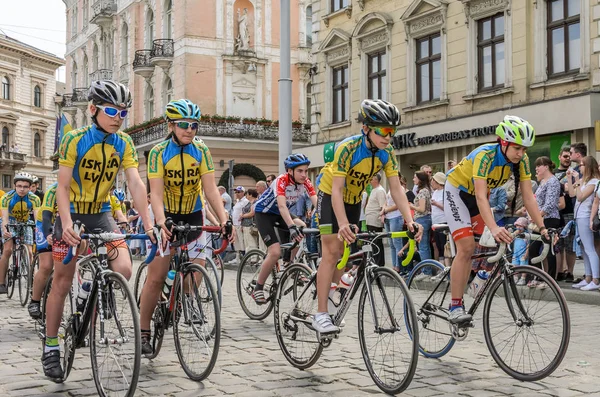Lviv, Ukrayna - Mayıs 2018: Çocuk spor bisiklet bisiklet sürmek şehir merkezinde geçit töreni sırasında takım