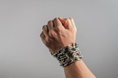 Tutsak eller metal zincire bağlanmış