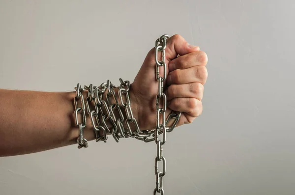 Mãos Prisioneiro Estão Amarradas Correntes Metal — Fotografia de Stock