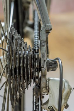 Arka Bisiklet iletim zinciri ile