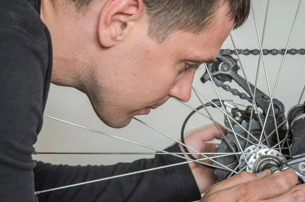 Meister Repariert Das Schaltwerk Fahrrad — Stockfoto