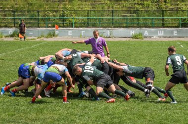 Lviv, Ukrayna - 2018 olabilir: Sporcular bir top ile rugby oynamak