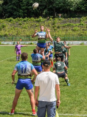 Lviv, Ukrayna - 2018 olabilir: Sporcular bir top ile rugby oynamak