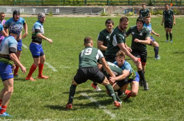 Lviv, Ukrayna - 2018 olabilir: Sporcular bir top ile rugby oynamak