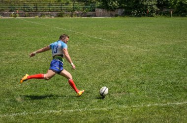 Lviv, Ukrayna - 2018 olabilir: Sporcular bir top ile rugby oynamak