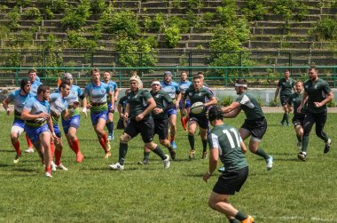 Lviv, Ukrayna - 2018 olabilir: Sporcular bir top ile rugby oynamak