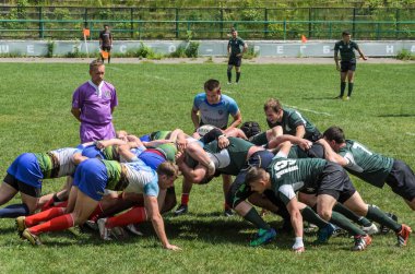 Lviv, Ukrayna - 2018 olabilir: Sporcular bir top ile rugby oynamak
