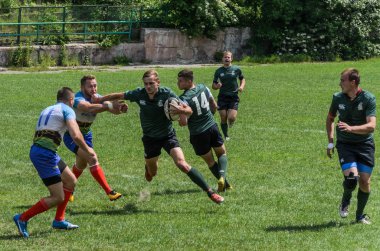 Lviv, Ukrayna - 2018 olabilir: Sporcular bir top ile rugby oynamak