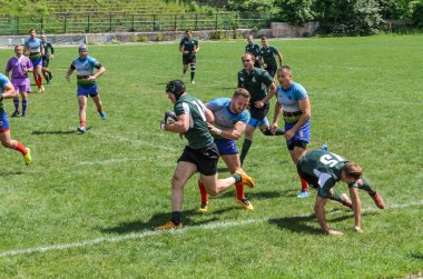 Lviv, Ukrayna - 2018 olabilir: Sporcular bir top ile rugby oynamak