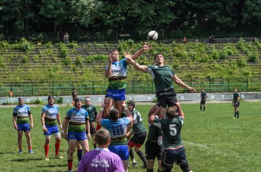 Lviv, Ukrayna - 2018 olabilir: Sporcular bir top ile rugby oynamak