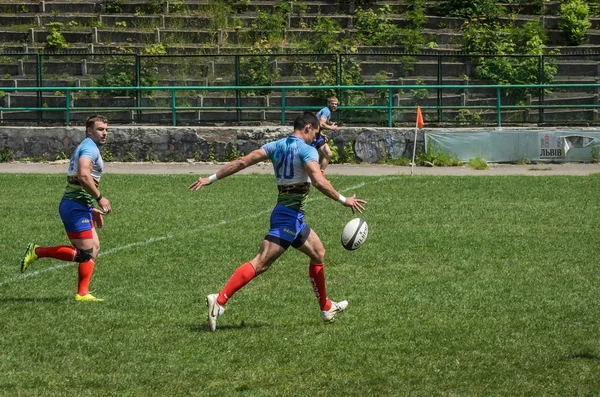 乌克兰 利沃夫 2018年5月 运动员用球打橄榄球 — 图库照片