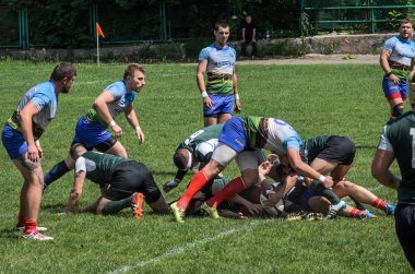 Lviv, Ukrayna - 2018 olabilir: Sporcular bir top ile rugby oynamak