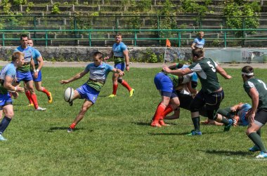 Lviv, Ukrayna - 2018 olabilir: Sporcular bir top ile rugby oynamak