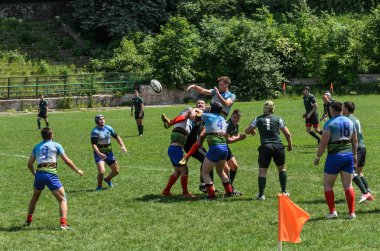 Lviv, Ukrayna - 2018 olabilir: Sporcular bir top ile rugby oynamak