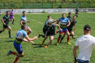 Lviv, Ukrayna - 2018 olabilir: Sporcular bir top ile rugby oynamak