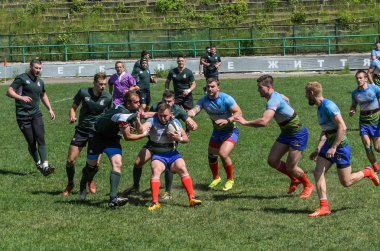 Lviv, Ukrayna - 2018 olabilir: Sporcular bir top ile rugby oynamak