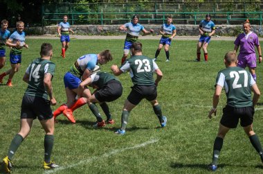 Lviv, Ukrayna - 2018 olabilir: Sporcular bir top ile rugby oynamak