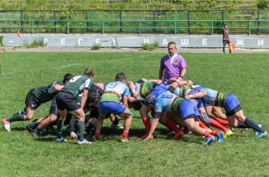 Lviv, Ukrayna - 2018 olabilir: Sporcular bir top ile rugby oynamak