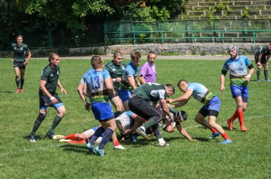 Lviv, Ukrayna - 2018 olabilir: Sporcular bir top ile rugby oynamak