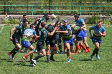 Lviv, Ukrayna - 2018 olabilir: Sporcular bir top ile rugby oynamak