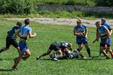 Lviv, Ukrayna - 2018 olabilir: Sporcular bir top ile rugby oynamak