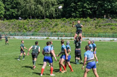 Lviv, Ukrayna - 2018 olabilir: Sporcular bir top ile rugby oynamak