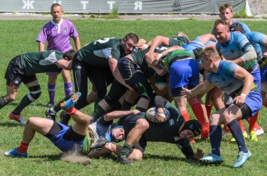 Lviv, Ukrayna - 2018 olabilir: Sporcular bir top ile rugby oynamak