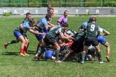 Lviv, Ukrayna - 2018 olabilir: Sporcular bir top ile rugby oynamak