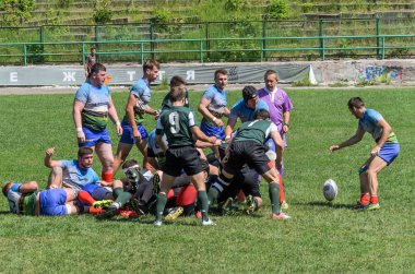Lviv, Ukrayna - 2018 olabilir: Sporcular bir top ile rugby oynamak