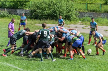 Lviv, Ukrayna - 2018 olabilir: Sporcular bir top ile rugby oynamak