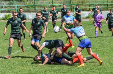 Lviv, Ukrayna - 2018 olabilir: Sporcular bir top ile rugby oynamak
