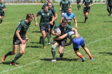 Lviv, Ukrayna - 2018 olabilir: Sporcular bir top ile rugby oynamak