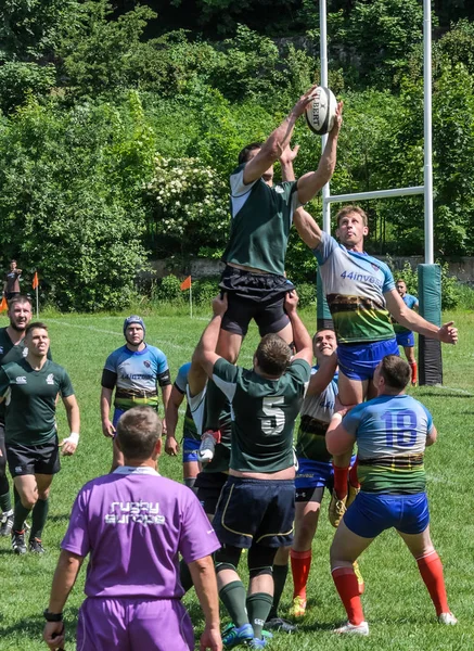 Lviv, Ukrayna - 2018 olabilir: Sporcular bir top ile rugby oynamak