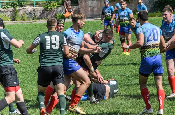 Lviv, Ukrayna - 2018 olabilir: Sporcular bir top ile rugby oynamak