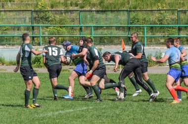 Lviv, Ukrayna - 2018 olabilir: Sporcular bir top ile rugby oynamak